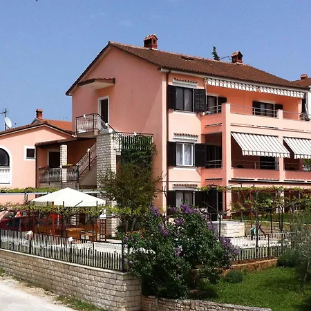 Pula, Istria 18 *